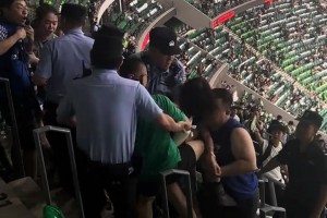 多大仇？申花球迷和國安球迷上演暴力干架??