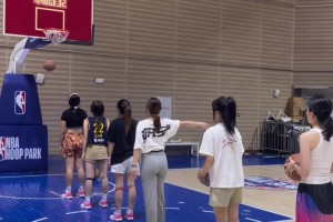 籃球女生接力投籃，吧友們鑒定一下誰的姿勢比較標準??????