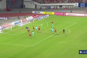 再進(jìn)一球！鎮(zhèn)江隊(duì)門將撲球脫手，蘇州隊(duì)邊禹豪補(bǔ)射得手??