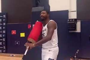 加盟湖人啦！斯瑪特這棍法，退役了演個(gè)花果山的猴問題不大吧??