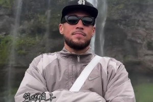 ??布克度假中。以為是張震岳呢！??