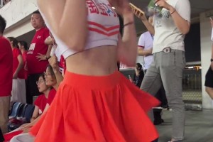 這視角不會走光嘛，人家小姐姐跳的還挺好看的，正臉啥樣啊??