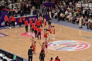 奪得季軍！中國(guó)女籃球員們謝場(chǎng)時(shí)，現(xiàn)場(chǎng)響起了《我愛(ài)你中國(guó)》