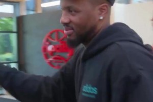 回家！利拉德帶著孩子們來簽合同 他對(duì)這個(gè)辦公室可太熟悉了??