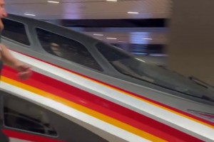 奔跑的五花肉！約基奇在高鐵站臺和高鐵“賽跑”??