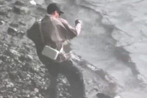 ??本人簡直太帥了～在大學(xué)籃球館偶遇阿隆戈登