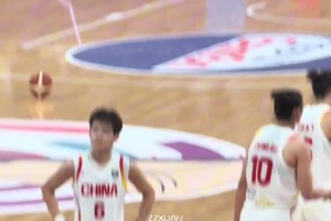 社死瞬間：蘇超舉旗手揮著揮著把旗子揮飛了??