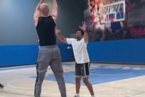 不愧是冠軍后衛(wèi)！野球場上的禿曼巴，投三分跟玩兒似的！