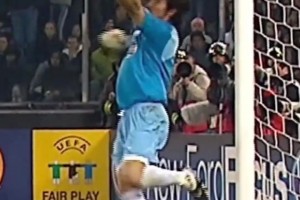 卡洛斯的任意球很恐怖嗎？布馮：老哥我單手就能撲！