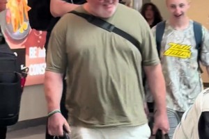 路人視角：拉斯維加斯機(jī)場(chǎng)偶遇姚明 被感嘆實(shí)在太高