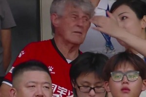 米盧現(xiàn)身常州奧體中心觀戰(zhàn)蘇超！身穿球衣聲援川隊！