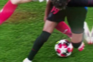 他是第一個給球迷下跪的中超外援，也是申花球迷心中永遠的隊長！