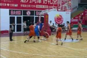 小姐姐雖然明顯穿了增高鞋，但這身高絕對(duì)實(shí)打?qū)嵉闹辽?米8！