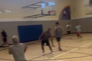 本來(lái)以為是青銅，沒(méi)想到是三步投籃的王者??????