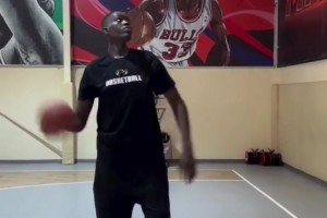 NBA現(xiàn)役球星打球真不開(kāi)玩笑的！蒙克中國(guó)行秀各種操作征服球迷