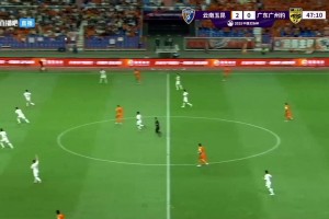 險(xiǎn)些讀秒絕殺國(guó)安！青島西海岸壓哨頭球擊中橫梁??