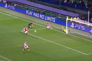 名場(chǎng)面！約克雷斯扛開(kāi)薩利巴狂奔50米頂著基維奧爾爆射中柱