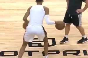 文班這個(gè)雙手控球視頻在外網(wǎng)火了！這身體協(xié)調(diào)性真好??！