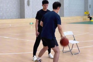 王哲林附體！2分和4個前場板，問你怎么選？