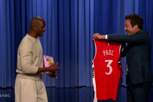 本尊都還沒見過??主持人節(jié)目上突然掏出全新3號球衣！驚到保羅