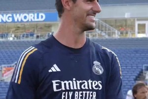 庫爾圖瓦：沒錯，大中鋒正是在下！