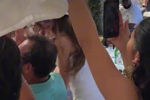 哇塞，老詹這是去哪里度假了，有這么多美女狂嗨??