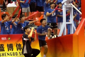 浙BA文成啦啦隊(duì)里的顯眼包、很可愛！這個(gè)動(dòng)作是不是很熟悉??