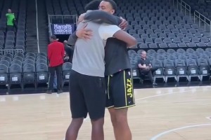 和博格丹重聚了！此前柯林斯回老鷹主場，和兄弟們互動(dòng)！