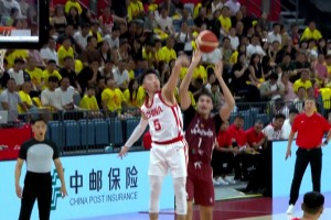 真漲球了！廖三寧防守端送對手大帽，隨后進(jìn)攻又打進(jìn)一記高難上籃