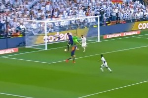 ??皮克自家門前帶球不傳也不解圍！求特獅此刻在想什么？