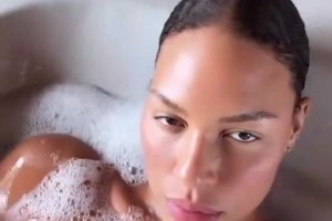 和莫蘭德在一起了？坎貝奇昔日沐浴的視頻，用手緊捂著胸口！??