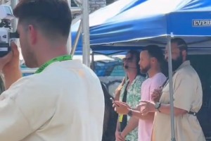 ??庫里在場下聽阿耶莎演講，一邊聽一邊拍照記錄 ！