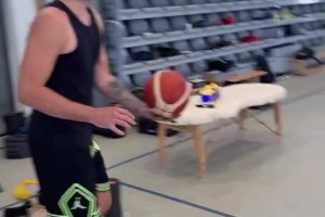 瘦成閃電了??！東契奇半場超遠(yuǎn)隨手一扔就進(jìn)了