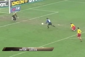 戲耍！充滿靈性的過人與射門！中國男孩雷科巴輕松擊潰防線！