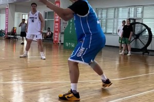 臥槽這年輕人！哥們你功夫熊貓啊說(shuō)扣就扣??