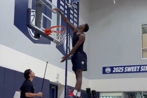 ??輕松摸籃板上沿？？！26屆狀元熱門迪班薩這彈跳太恐怖??