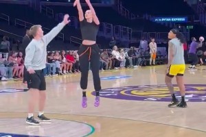 因ACL傷停13個月的庫里教妹布林克復出??這熱身狀態(tài)不錯啊