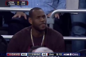 庫里大學時期瘋三的錄像！當時詹姆斯還去了現(xiàn)場觀戰(zhàn)！