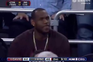 庫(kù)里08年瘋狂三月打出超神一戰(zhàn)，剛好詹姆斯也在現(xiàn)場(chǎng)觀戰(zhàn)