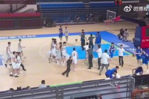 被圍在地上踩！另一視角看遼寧山東U21沖突，整個就一群毆！