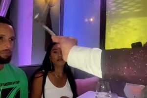 ??這魔術(shù)什么門道？讓庫(kù)里十分驚訝！阿耶莎都看呆了~