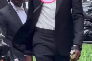 西裝也無法掩蓋杜蘭特出眾的氣質??