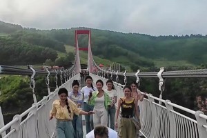 這球感是真好啊！郭艾倫在玻璃棧橋上蒙眼進行運球挑戰(zhàn)~