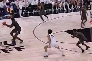 炸裂！NCAA賽場驚現(xiàn)殘暴騎人隔扣，實在太羞辱人了??