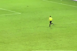 王大雷被罰下！現(xiàn)場(chǎng)憤怒的泰山球迷高喊：啥X！??