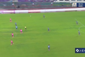 傳得精彩！蘇超南通球員接門將后場(chǎng)大腳不停球送出單刀直塞??