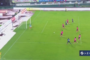 輕松！南通隊(duì)陳正精準(zhǔn)掃傳門前助郭凱楠破門，解說(shuō)：像一道彩虹