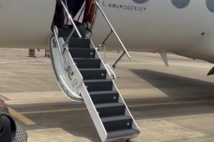 中國臺(tái)灣啦啦隊(duì)場邊可愛對(duì)話：明明來看其他女生，還說是來看我的