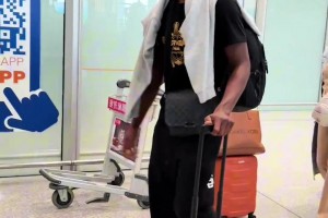 ??維金斯落地北京，粉絲簽名全部是勇士的球衣！??