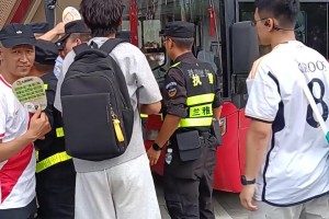 中甲職業(yè)球員在場上辱罵自家球迷，事后遭到大量人士圍堵??